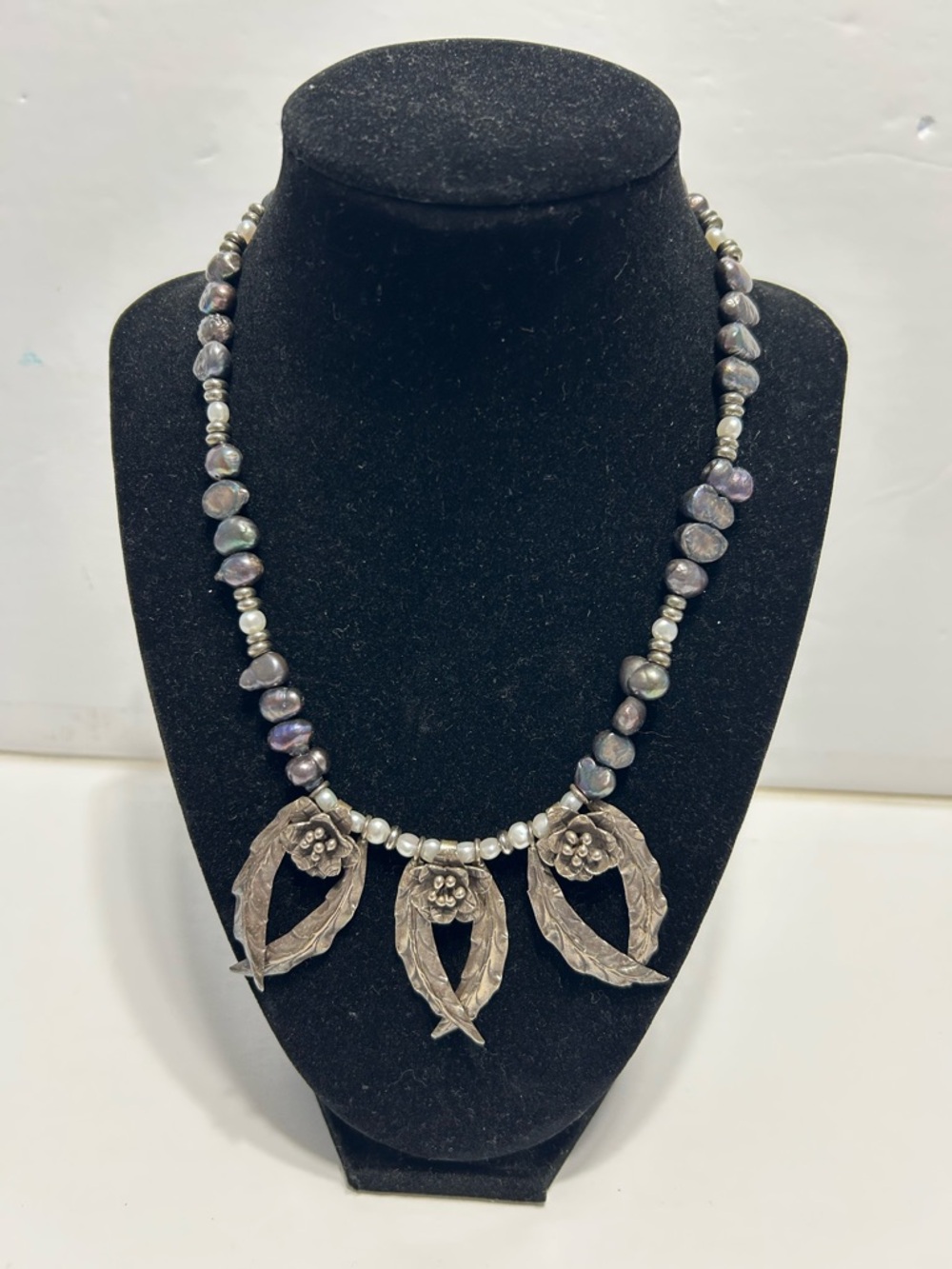 Silver tone Leaf beaded Necklace in Iridescent Gray